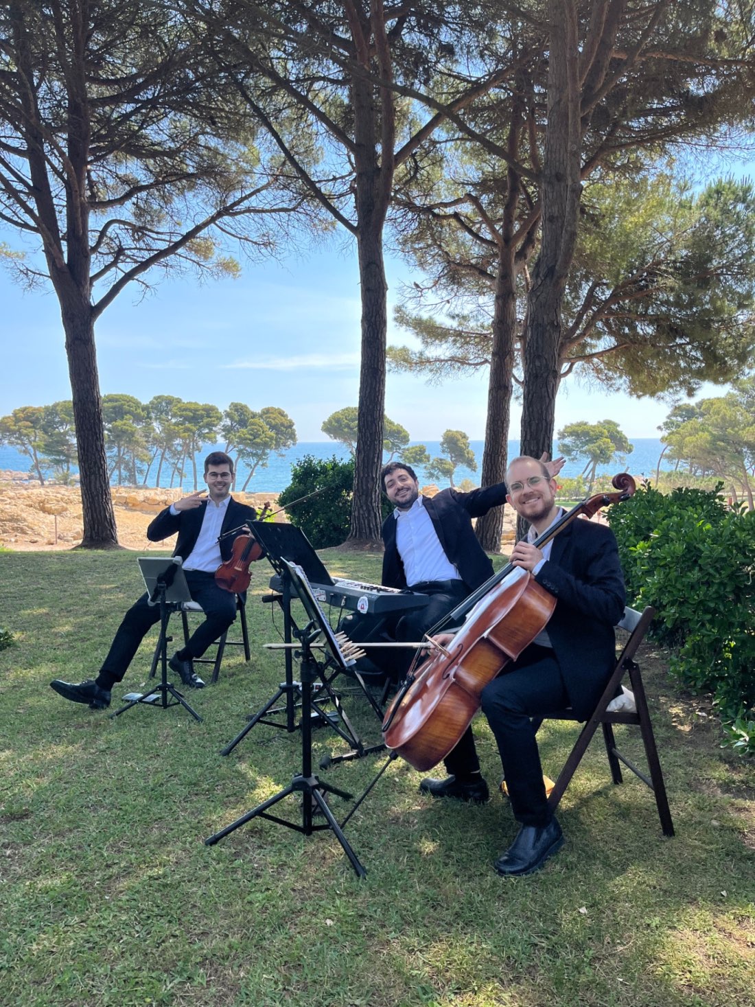 Artium Trio - El trio complet de violí, violoncel i piano tocant junts en un casament