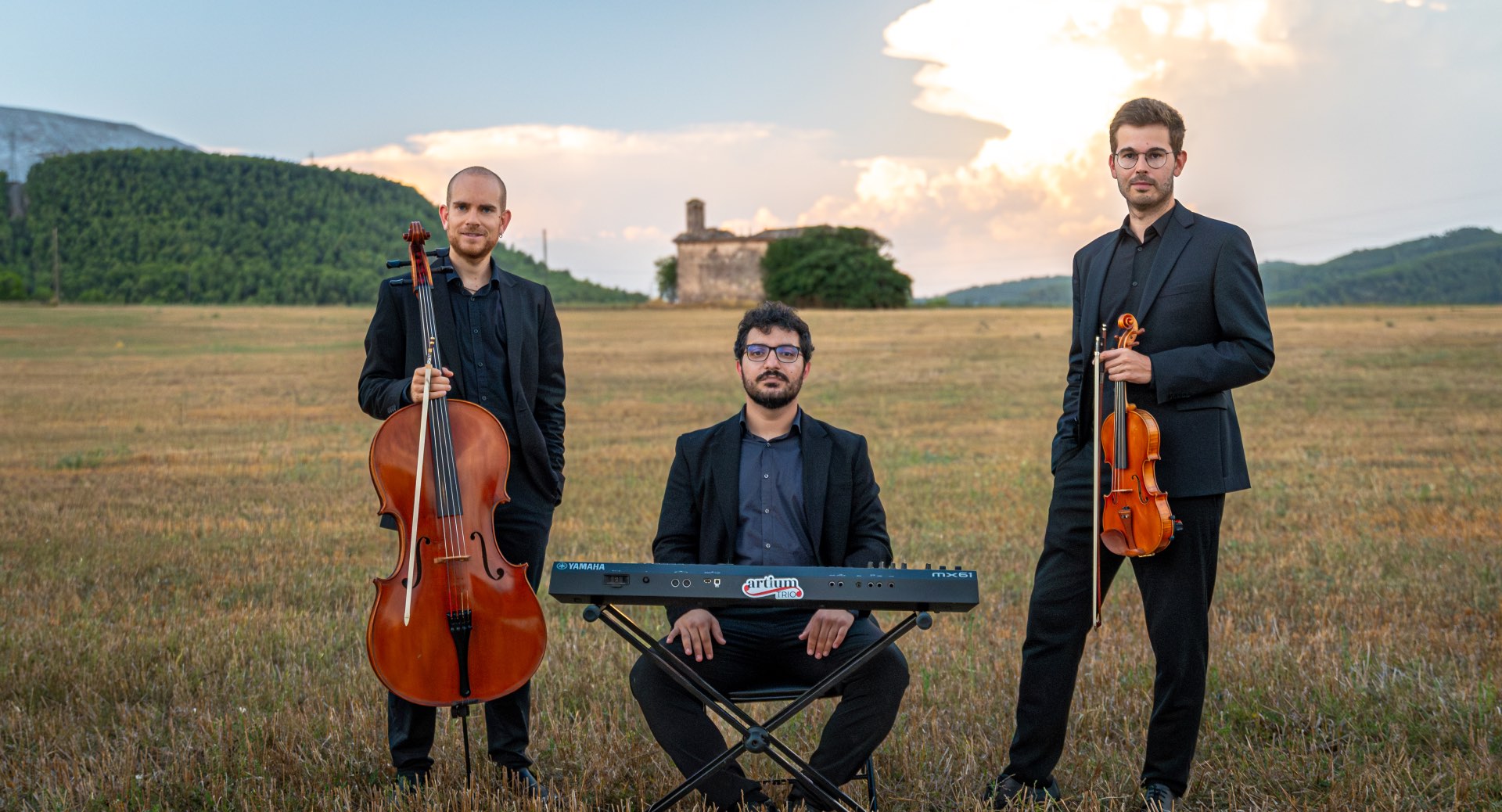Artium Trio, trio de violí, violoncel i piano, en un camp al capvespre