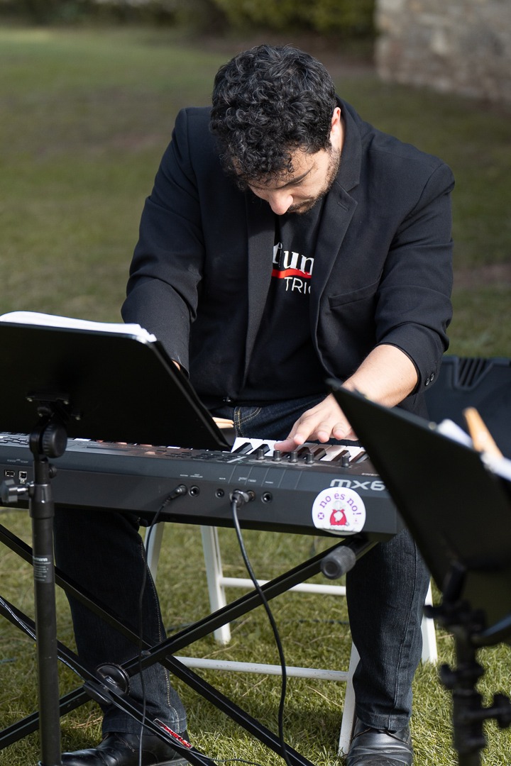 Tecladista d'Artium Trio durant una cerimònia