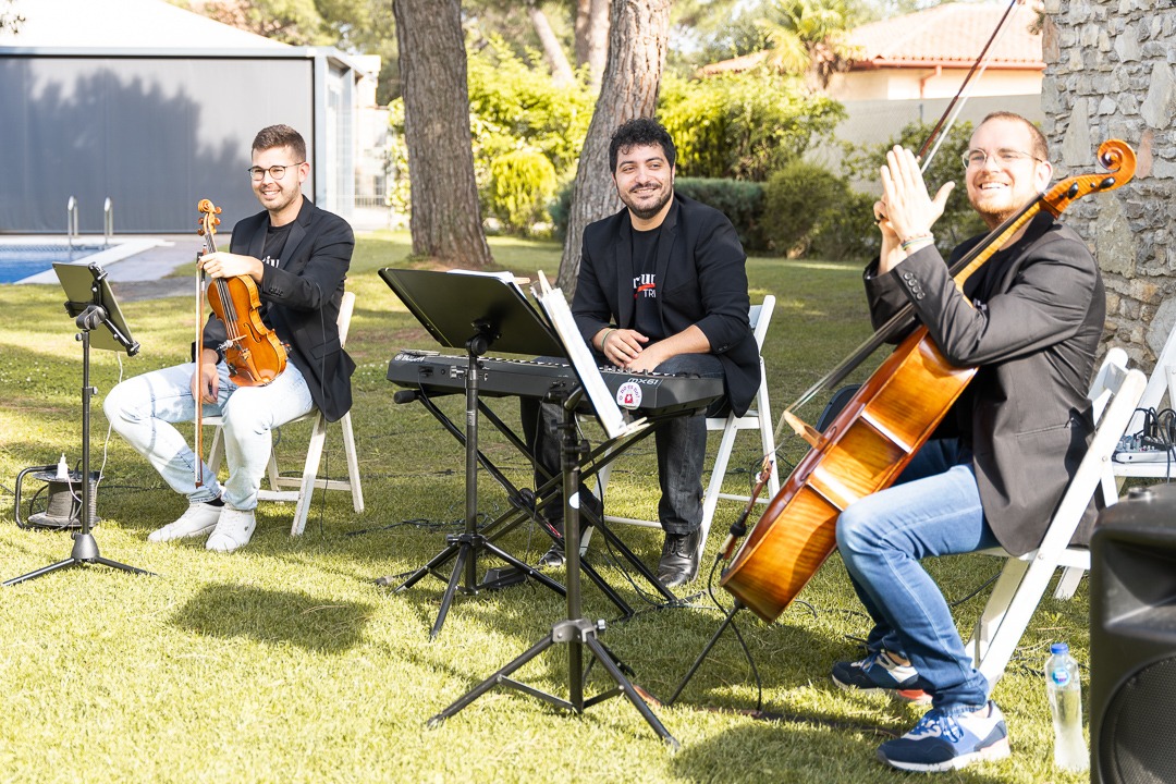Cerimònia romàntica al jardí - Artium Trio