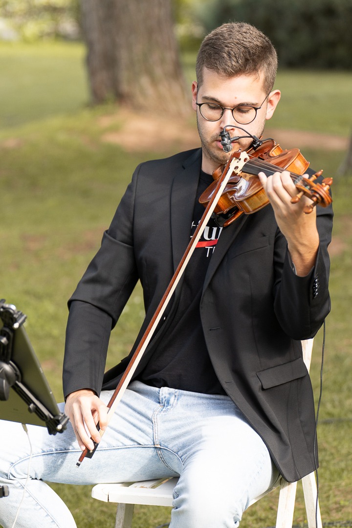 Violinista d'Artium Trio tocant en un casament