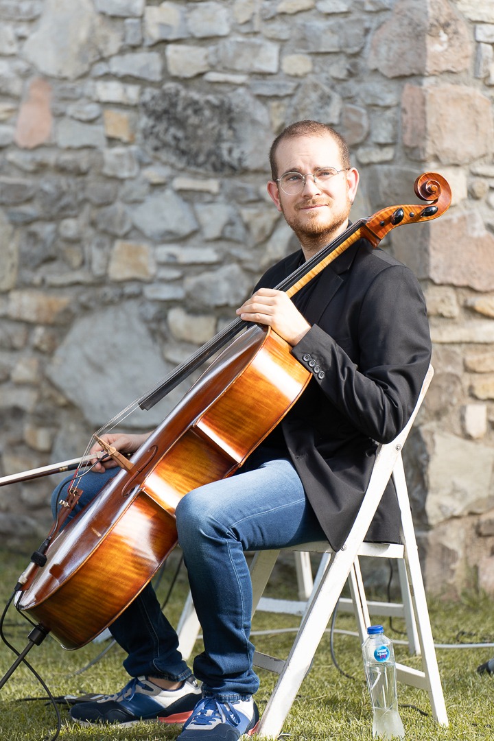 Violoncel·lista d'Artium Trio en concert